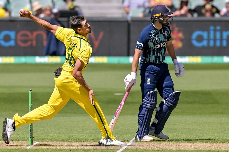 Australia's Mitchell Starc (L) bowls during the first one-day international (ODI) cricket match between Australia and England at the Adelaide Oval on 17 November, 2022 in Adelaide