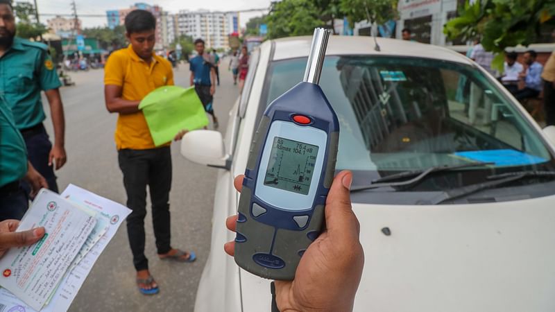 A mobile court of the environment department raids in front of the National Institute of Neurosciences and Hospital in the capital’s Agargaon area on 13 June 2022 to prevent hydraulic horns