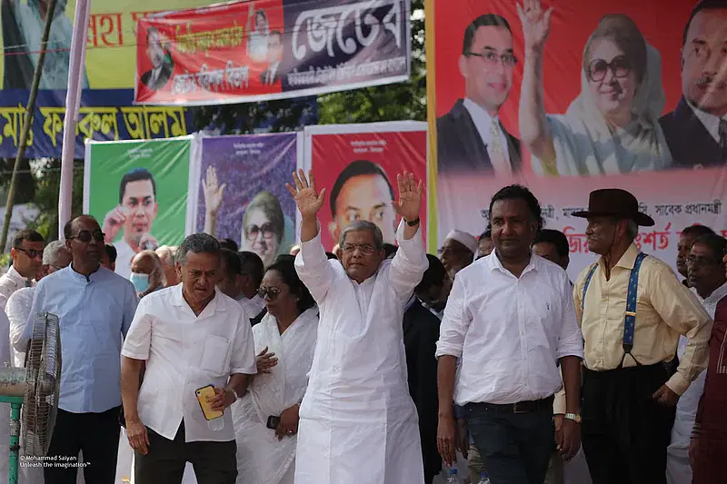 BNP secretary general waves to people at the party's divisional rally in Barishal on 5 November, 2022