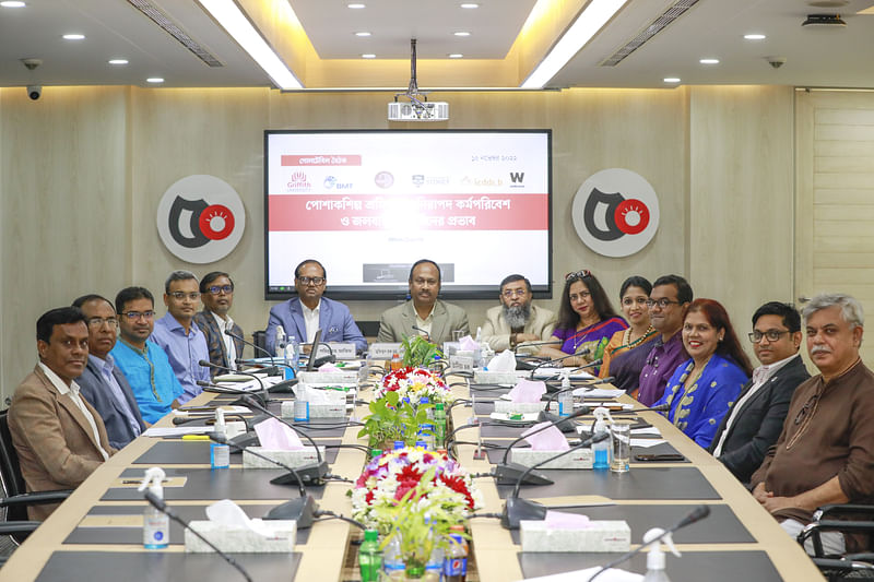 Speakers pose at a roundtable at Prothom Alo office on 16 November, 2022.