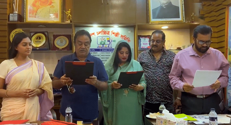 Two members of the Misha-Zayed panel, actress Moushumi and actor Ali Raj take oath at the association's executive committee meeting on Sunday, 28 November, 2022.