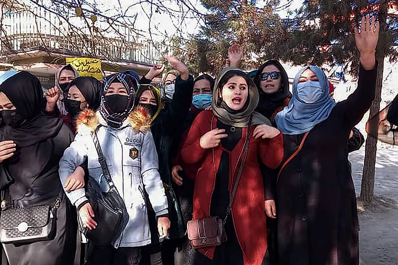 Afghan women chant slogans to protest against the ban on university education for women, in Kabul on 22 December, 2022. A small group of Afghan women staged a defiant protest in Kabul on 22 December against a Taliban order banning them from universities, an activist said, adding that some were arrested.