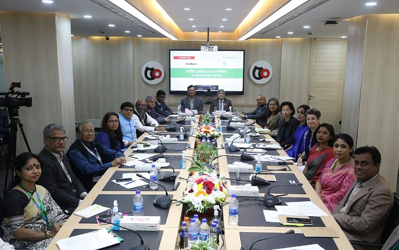 Speakers attend a roundtable at Prothom Alo office on 14 December 2022.