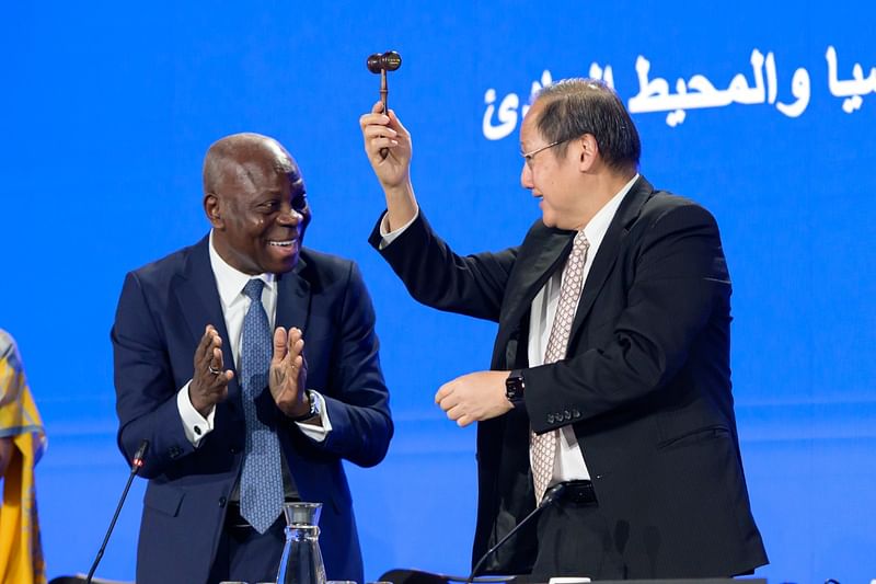 ILO Director-General Gilbert F. Houngbo and Singapore Minister for Manpower Dr Tan See Leng mark the end of the APRM