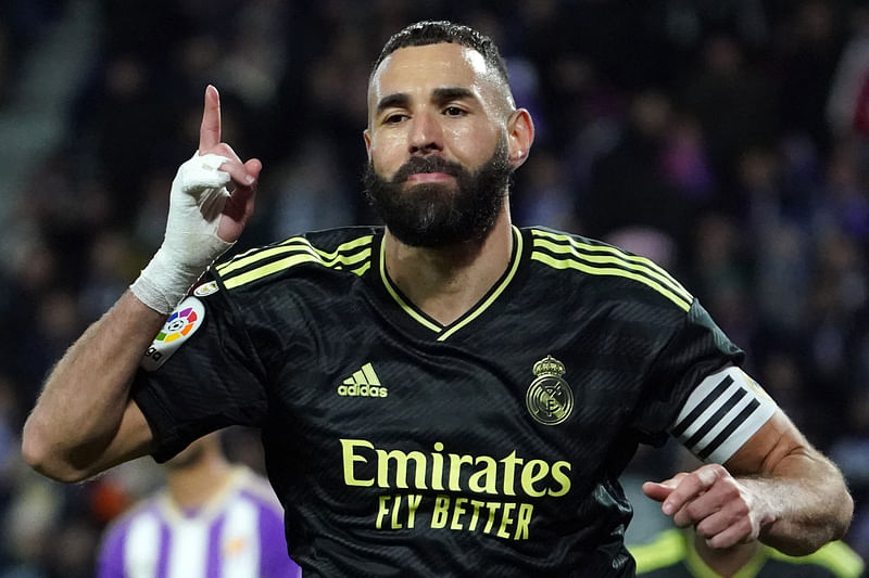 Real Madrid's French forward Karim Benzema celebrates scoring the opening goal from the penalty spot during the La Liga match between Real Valladolid FC and Real Madrid CF at the Jose Zorilla stadium in Valladolid on 30 December, 2022