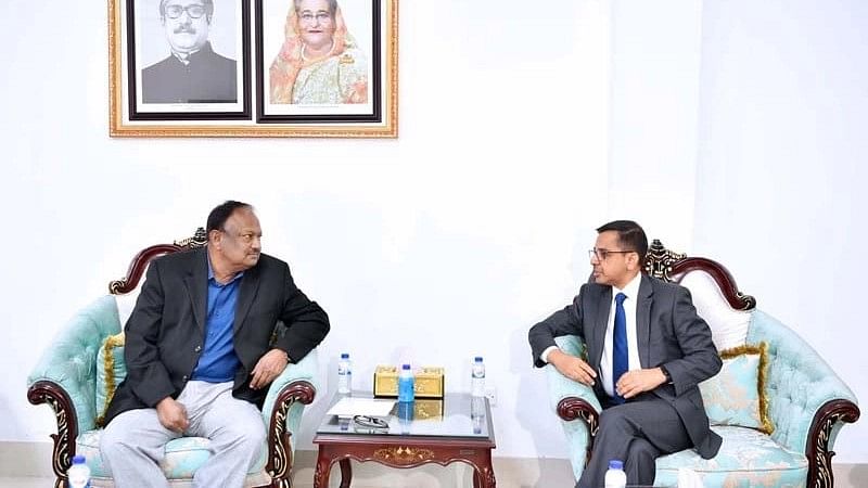 Indian High Commissioner in Bangladesh, Pranay K Verma, calls on Commerce Minister Tipu Munshi at the ministry in Dhaka on 20 December 2022