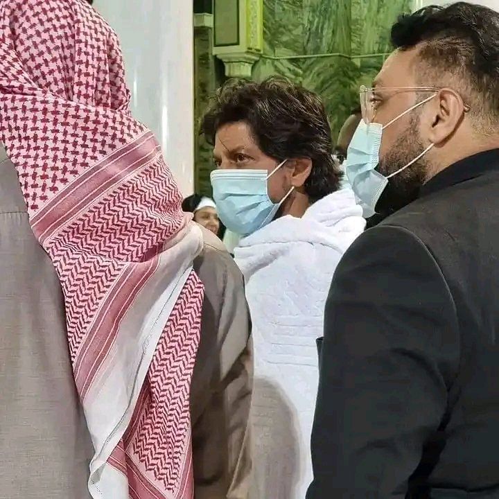 Bollywood actor Shah Rukh khan performs Umrah.