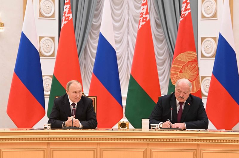 Russian President Vladimir Putin (L) and Belarusian President Alexander Lukashenko make a statement during their meeting at the Palace of Independence in Minsk on December 19, 2022