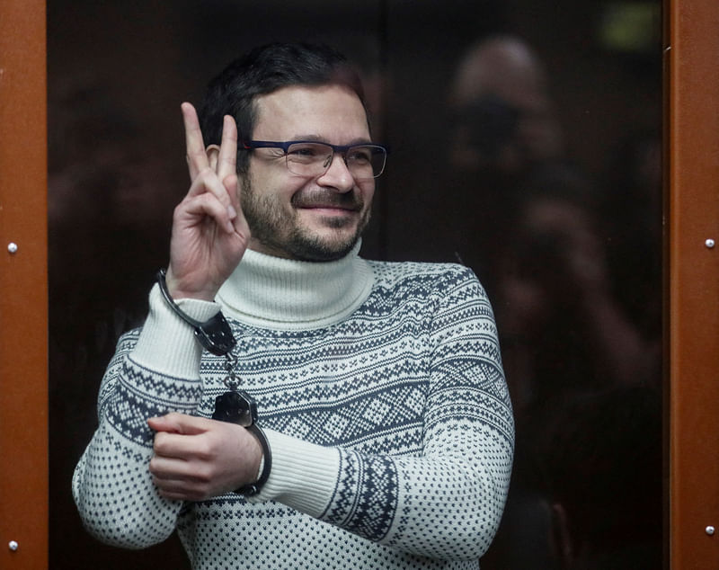 Russian opposition leader, former Moscow's municipal deputy Ilya Yashin gestures in a defendants' glass cage prior to a verdict hearing at the Meshchansky district court in Moscow, Russia, 9 December, 2022