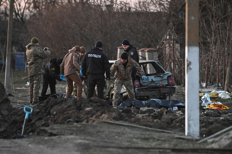 Investigators work near the bodies of local residents killed by shrapnel during Russia’s missile attack in Zaporizhzhia, Ukraine on 5 December, 2022