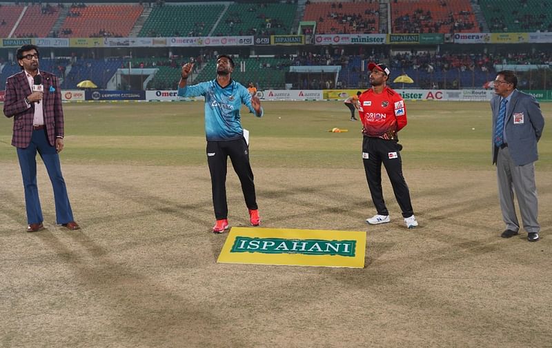 Chattogram Challengers captain Shuvagata Hom and Comilla Victorians captain Imrul Kayes during the toss before their BPL9 match at the Zahur Ahmed Chowdhury Stadium in Chattogram on 16 January, 2023