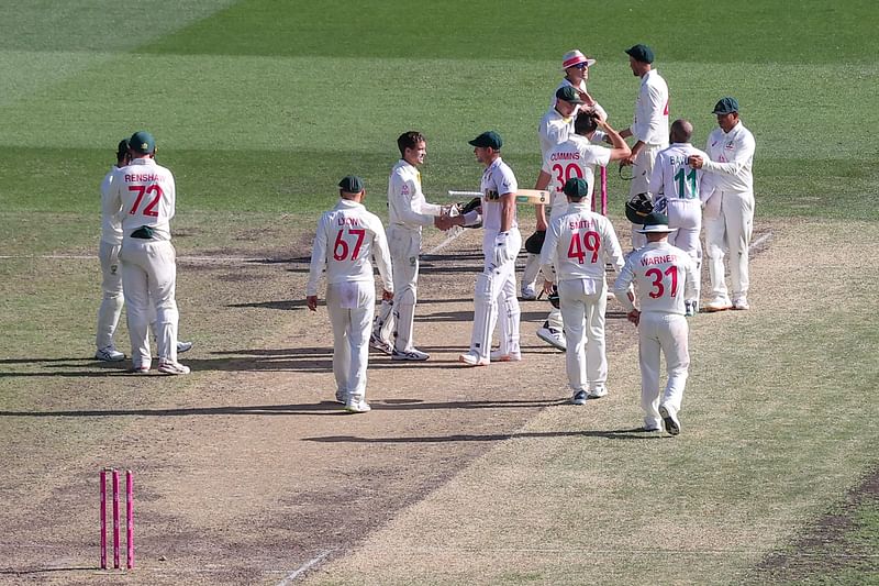 Players from Australia and South Africa shake hands after the third cricket Test match between Australia and South Africa at the Sydney Cricket Ground (SCG) in Sydney on 8 January, 2023