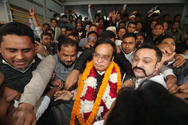 Hundreds of leaders and activists of ruling party welcomed him at the entrance of BSMMU with floral garland