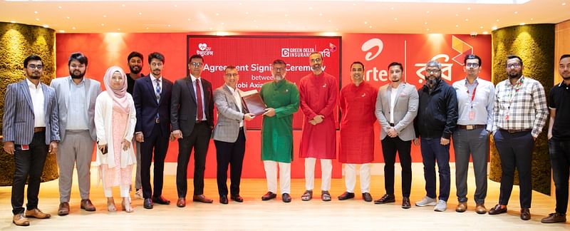 Officials of Robi and Green Delta Life Insurance pose for a photo during the a memorandum of understanding (MoU) signing ceremony at Robi’s corporate office in Gulshan