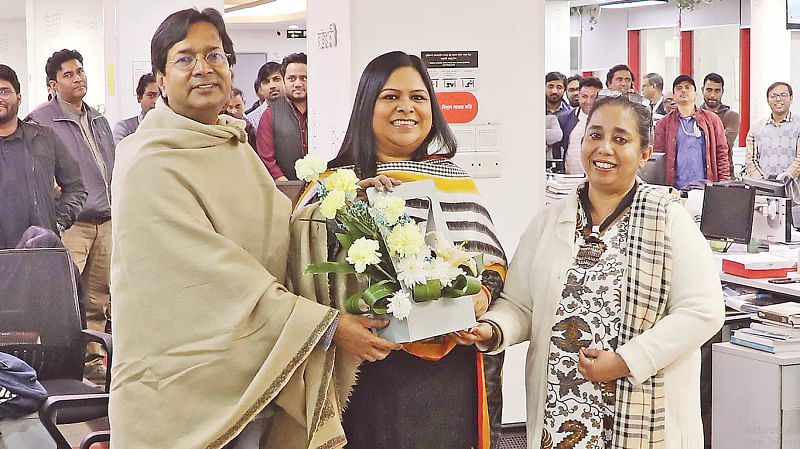 Prothom Alo’s executive editor Sazzad Sharif and associate editor Shumana Sharmin greet Rozina Islam with bouquet at the reception programme