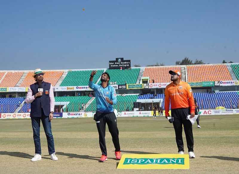 Chattogram Challengers captain Shuvagata Hom and Khulna Tigers captain Yasir Ali at the toss before their Bangladesh Premier League 2023 match at the Zahur Ahmed Chowdhury Stadium in Chattogram on 20 January, 2023