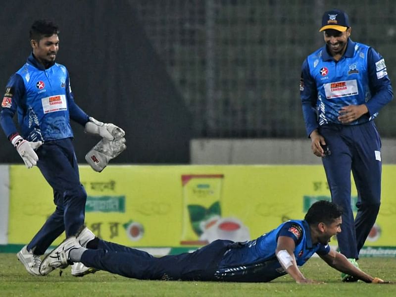 Dhaka Dominators players celebrate after defeating Khulna Tigers in their BPL 2023 match at the Sher-e-Bangla National Cricket Stadium in Dhaka on 24 January, 2023