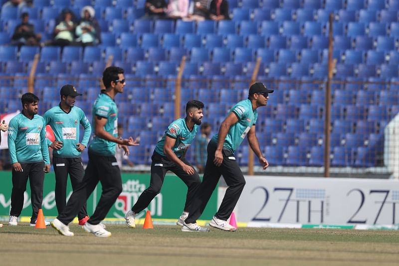 Chattogram Challengers players warming up before their match against Fortune Barishal in BPL9 at the Zahur Ahmed Chowdhury Stadium in Chattogram on 13 January, 2023