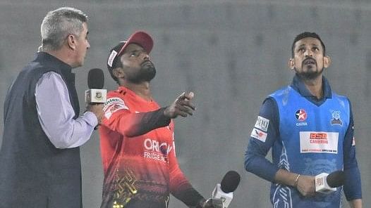 Comilla Victorians captain Imrul Kayes and Dhaka Dominators captain Nasir Hossain in the toss ahead of the BPL9 match at the Sher-e-Bangla National Cricket Stadium in Dhaka on 23 January, 2023