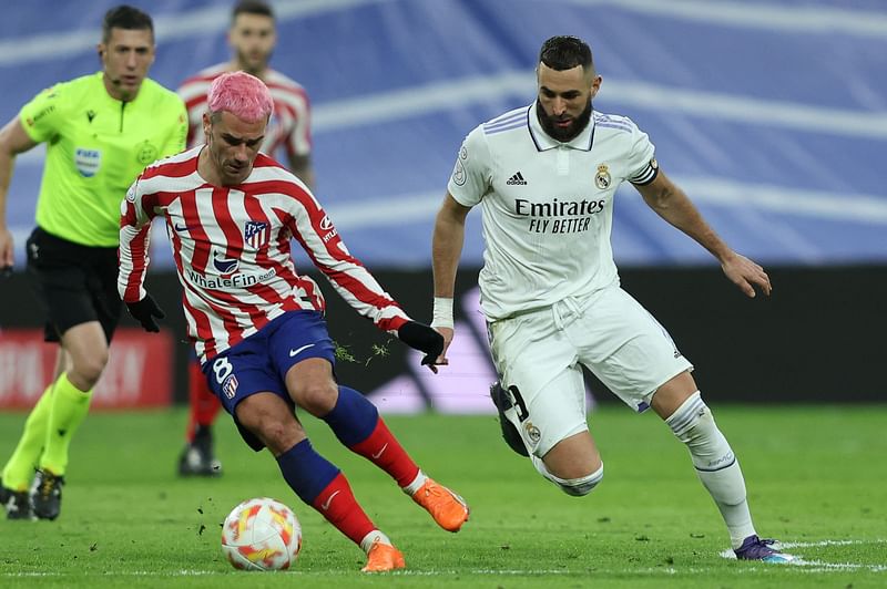 Atletico Madrid's French forward Antoine Griezmann (L) fights for the ball with Real Madrid's French forward Karim Benzema during the Copa del Rey (King's Cup), quarter final football match between Real Madrid CF and Club Atletico de Madrid at the Santiago Bernabeu stadium in Madrid on 26 January, 2023