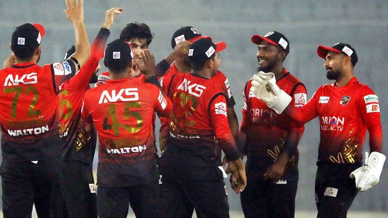 Comilla Victorians pacer Naseem Shah celebrates with teammates after taking a wicket against Dhaka Dominators in BPL9 at the Sher-e-Bangla National Cricket Stadium in Dhaka on 23 January, 2023