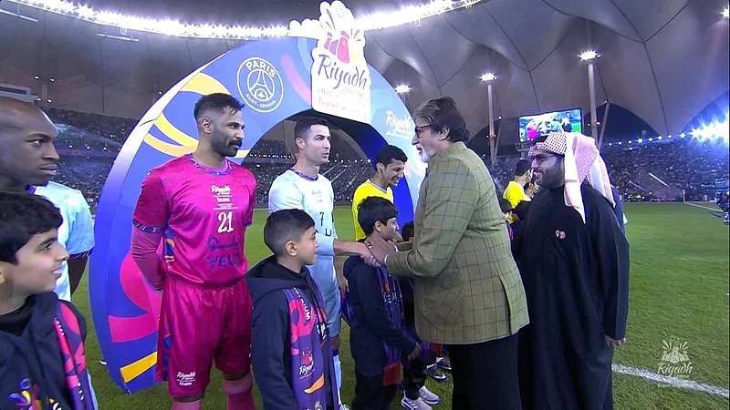 Amitabh Bachchan shakes hand with Ronaldo before the match in Riyadh.