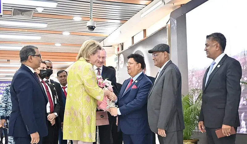 Foreign minister AK Abdul Momen receives Queen Mathilde at Dhaka airport on 6 February 2023