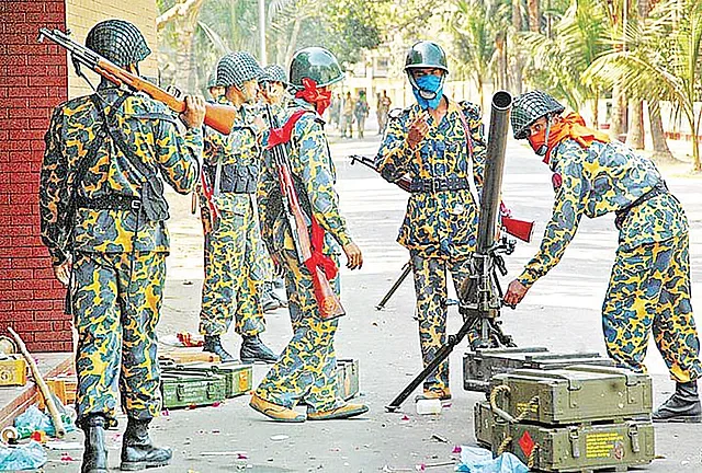 Rebel soldiers with heavy arms were in guard at gate No. 2 in Pilkhana