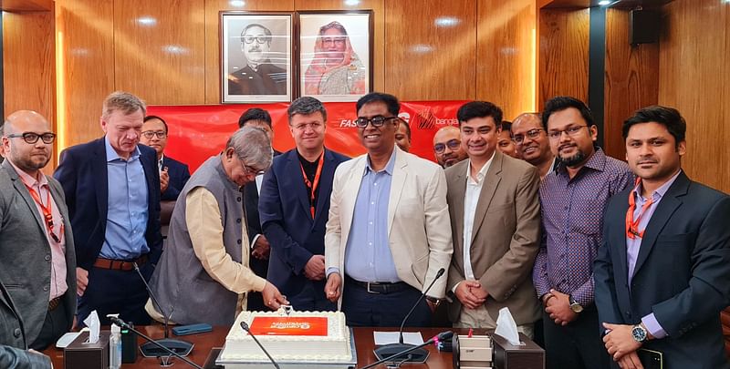 Posts and telecommunications minister Mustafa Jabbar, posts and telecommunications secretary Abu Hena Morshed Zaman, Banglalink chief executive officer Erik Aas, and its chief corporate and regulatory affairs officer Taimur Rahman, along with other officials cut a cake to celebrate the achievement at the secretariat on 23 February, 2023.