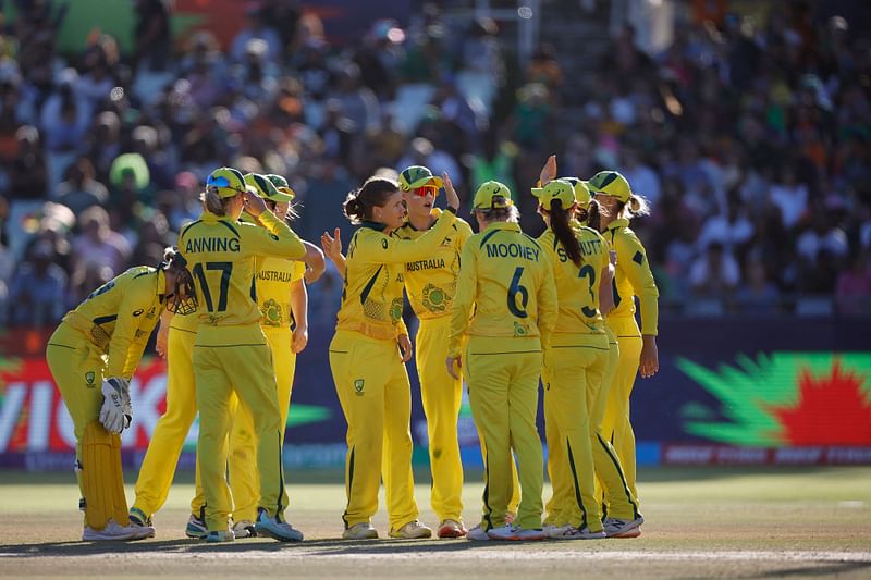 Australia's Jess Jonassen (C) celebrates with teammates after the dismissal of South Africa's Chloe Tryon (not seen) during the final T20 women's World Cup cricket match between South Africa and Australia at Newlands Stadium in Cape Town on February 26, 2023.