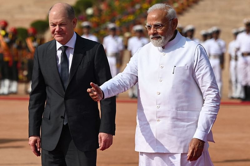 India’s prime minister Narendra Modi (R) walks with German Chancellor Olaf Scholz (L) during his ceremonial reception at India's presidential palace Rashtrapati Bhavan in New Delhi on 25 February, 2023