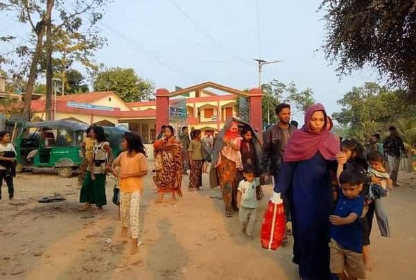 Rohingya people are being taken to Kutupalong camp from the conflicting Tumbru border area in the second phase