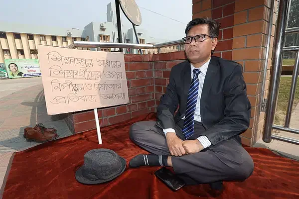 Professor Farid Uddin Khan started the hunger strike 10:00 am on 16 February.