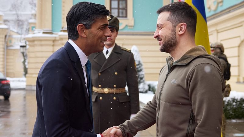 This handout picture taken and released by the Ukrainian presidential press service on 19 November, 2022, shows Ukrainian President Volodymyr Zelensky (R) welcoming British Prime Minister Rishi Sunak prior their meeting in Kyiv, amid Russia's invasion of Ukraine