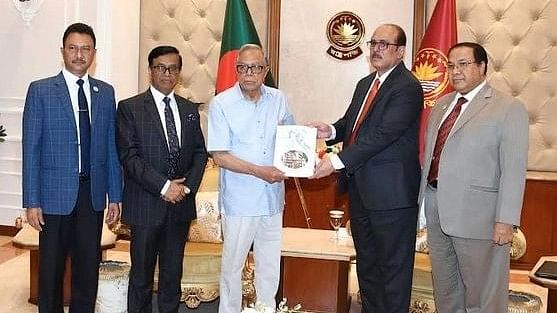 ACC chairman Mohammad Moinuddin Abdullah led the delegation that submitted the ACC’s Annual Report -2022 to him at Bangabhaban on 20 March 2023