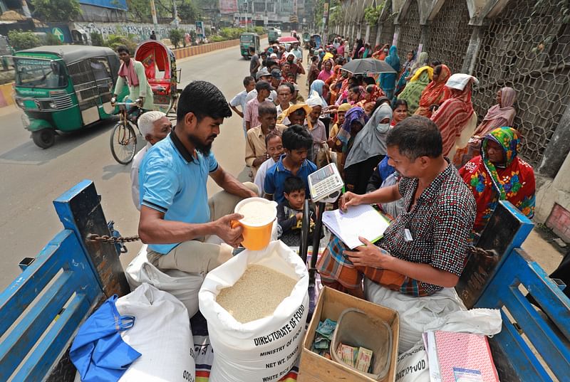 People wait in long queue to purchase OMS products at fair prices. The picture was taken from Jamiatul Falah Mosque in Chattogram on 28 March.