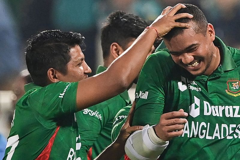 Bangladesh's Taskin Ahmed (R) celebrates with teammates after winning the second Twenty20 international cricket match between Bangladesh and England at the Sher-e-Bangla National Cricket Stadium in Dhaka on 12 March 2023.