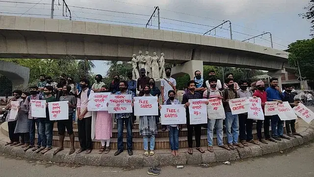 Leaders and activists of left leaning organisations wore black masks to protest the picking up of Prothom Alo staff correspondent Samsuzzaman late night by persons claiming to be  Criminal Investigation Department (CID men). The picture was taken at Raju Sculpture at TSC on Wednesday afternoon.