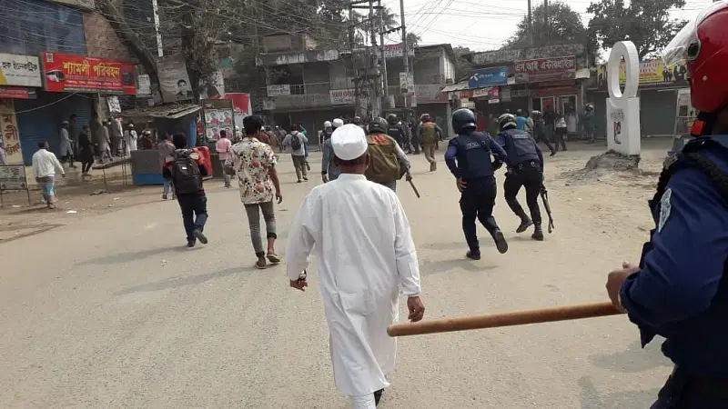 A clash broke out between police and the devotees in Panchagarh as the latter brought out a rally demanding halting the gathering of the Ahmadiyya Muslims