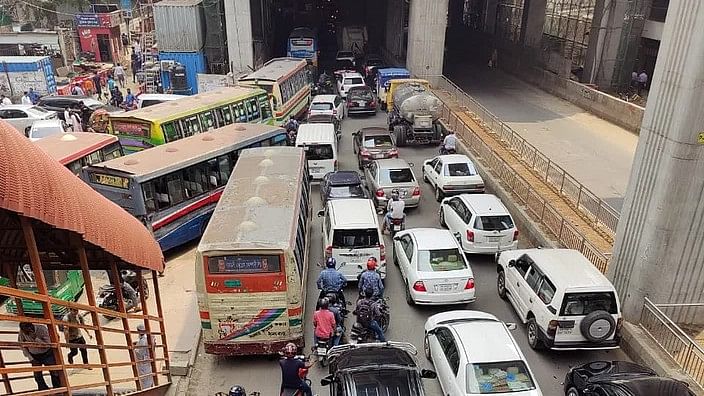 There was heavy traffic on the road in front of Karwan Bazar on Tuesday at 12: 00 pm.