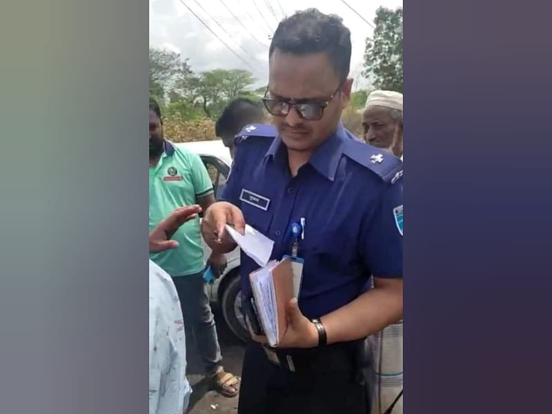 ASI Mohammed Suman of Gazaria police station was ‘closed’ and attached to the district police line for allegedly trying to extort money from a trader in Munshiganj