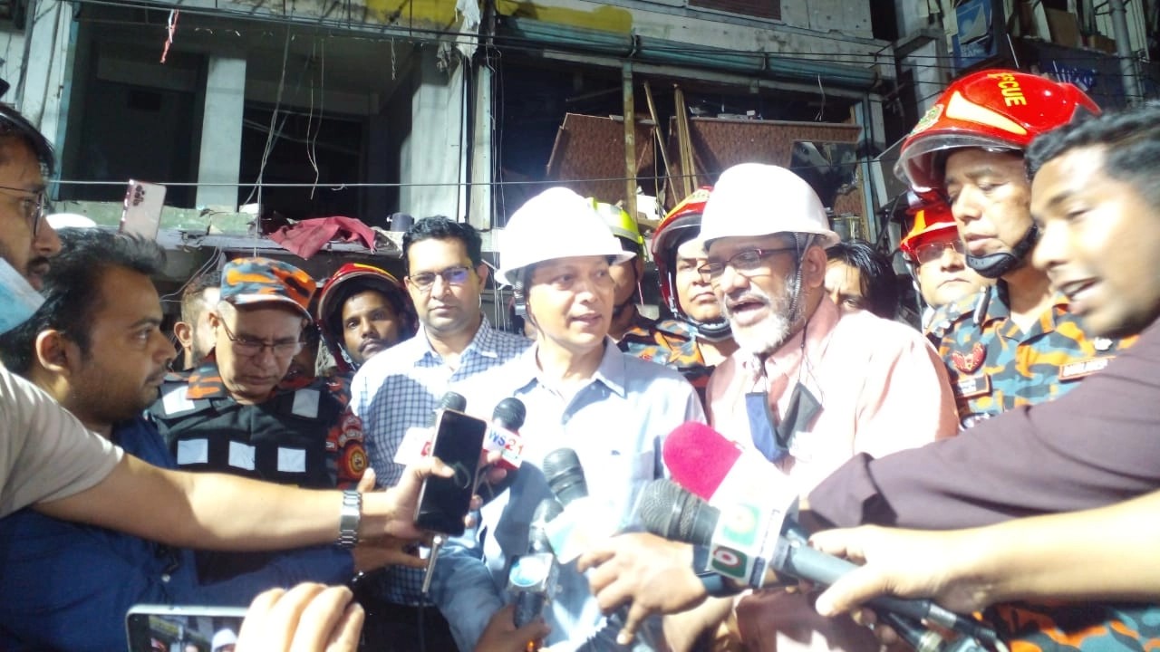 Shamsuddin Haider Chowdhury, convener of the technical committee Rajdhani Unnayan Kartripakkha (RAJUK), talks to media after visiting the damaged building in Siddique Bazar, Gulistan, Dhaka, on 8 March 2023