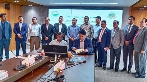 BEZA general manager (investment development) Md. Moniruzzaman and BCCCI general secretary Al Mamun Mridha signing the MoU on behalf of their respective sides at BEZA office in the capital’s Agargaon area on 29 March 2023