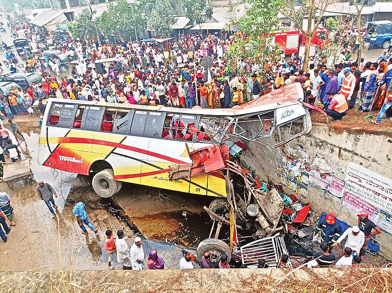 Driver of the Emad Paribahan bus lost control of the vehicle at Kutubpur along the Padma Bridge expressway at Shibchar, Madaripur.