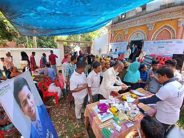 Patients at Kuliadair in Bagerhat Sadar upazila were provided with free medical treatment at the initiative of Faraaz Foundation