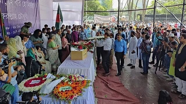 People from all walks of life are paying homage to Gonoshasthaya Kendra founder and freedom fighter Zafrullah Chowdhury at the Central Shaheed Minar in the capital on 13 April 2023