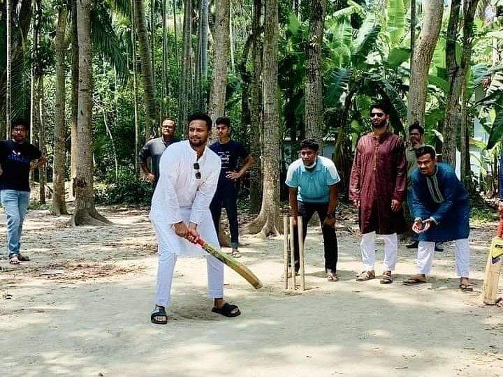 Shakib Al Hasan plays backyard cricket in Magura