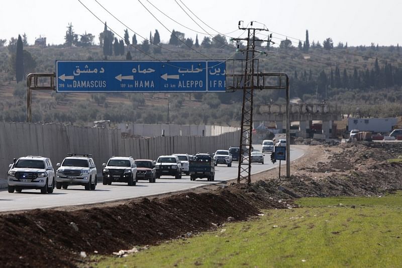 A UN team convoy which crossed from Turkey into rebel-held northern Syria drives through Afrin on 15 February 2023 where they held meetings to discuss the crisis and needs of the victims on the ground. – An aid convoy entered Syria from Turkey on 14 February through the Bab al-Salama crossing following its reopening for UN relief after last week’s earthquake, loaded with essential humanitarian assistance including shelter materials, mattresses, blankets and carpets.