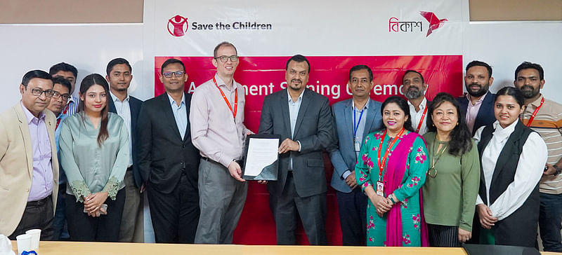 Country director of 'Save the Children' Onno Evertjan Van Manen and chief commercial officer of bKash Ali Ahmmed signed an agreement on behalf of their respective organisations for the distribution of aid among families of 30,000 underprivilaged children across Bangladesh.