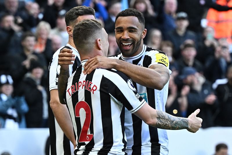 Newcastle United's English striker Callum Wilson (R) celebrates with teammates after scoring their second goal during the English Premier League football match between Newcastle United and Manchester United at St James' Park in Newcastle-upon-Tyne, north east England on 2 April, 2023